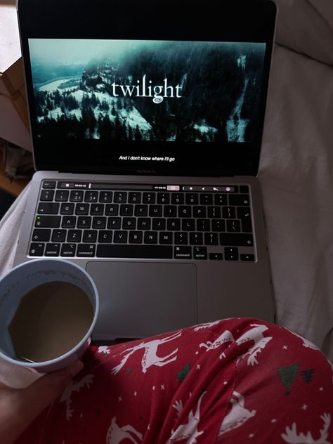 Twilight movie night in winter aesthetic christmas morning coffee Winter Twilight Aesthetic, Winter Movies Aesthetic, Winter Aesthetic Vibes, Winter Break Aesthetic, Twilight Movie Night, Cozy Movie Night Aesthetic, Winter Movie Night, Avacore Aesthetic, Winter Morning Aesthetic