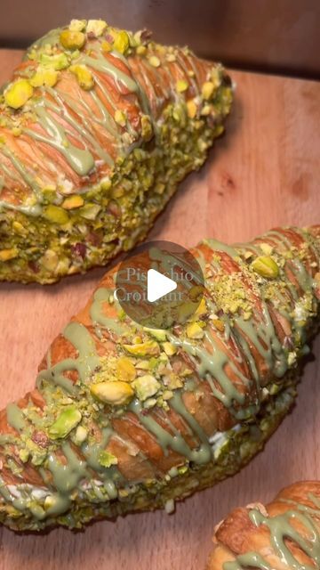 Pistachio Cream Croissant, Pistachio Croissant Recipe, Croissant Dessert Recipes, Croissant Burger, Pistachio Dessert Recipes, Pistachio Recipes Desserts, Pistachio Croissant, Cream Puff Filling, Dessert Names