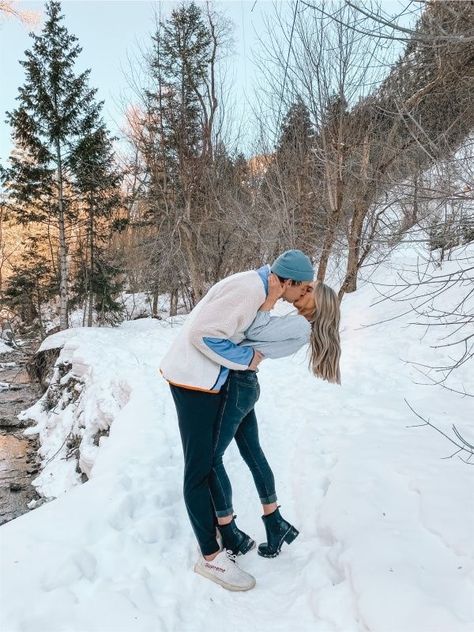 Winter Couple Pictures, Gift Basket Ideas For Boyfriend, Couple Photography Winter, Basket Ideas For Boyfriend, Couples Pics, Snow Photoshoot, Snow Pictures, Winter Photoshoot