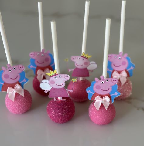 Pepa Pig cakepops Peppa Pig Birthday Treats, Peppa Pig Desserts, Peppa Pig Tea Party, Peppa Pig Food Ideas, Pepa Pig Birthday Cake, Peppa Pig Cake Pops, Pig Cake Pops, Peppa Pig Birthday Decorations, Butterfly Birthday Decorations