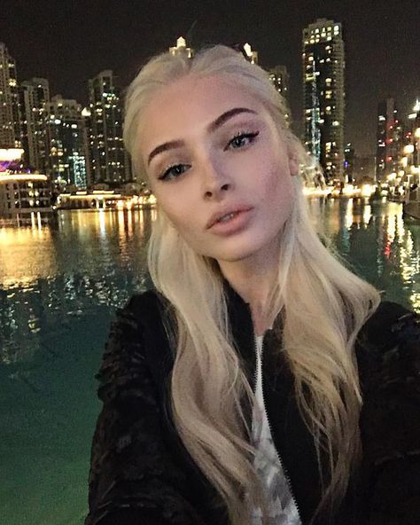 Alena Shishkova Blonde Hair Dark Eyes, Blonde Hair Dark Eyebrows, Alena Shishkova, Dark Eyebrows, Brunette Makeup, Makeup For Blondes, Platinum Hair, Bleach Blonde, Platinum Blonde Hair