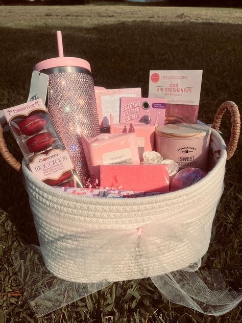 ❀ Pink Gift Basket ❀ This pink gift set includes: -2 candy flavored lip balms  -2 packs of precision beauty makeup wipes  -2 rose scented/shaped soaps  -pink eyelash curler  -Scentsational sweet peony candle  -Onyx Bathhouse pomegranate bath bomb  -Hydrapeak limited edition pink sparkly tumbler -pink notepad  -Studio Oh! cowgirl boots car freshener  -Curenero passion fruit macaroons  -pink pumice foot scrub -NK lip gel  -nail file  -gift basket with bow, wrap, and personalized gift tag -optional Purple Gift Baskets Preppy, We Love You Gift Basket, Pink Themed Colored Baskets, What Can I Use For A Gift Basket, Cute Gift Boxes For Best Friend Pink, Glitter Gift Baskets, Gift Baskets With Purse, Pink Box For Birthday, Cute Gifts For Friends Pink