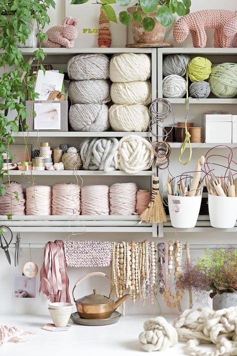 Knitting Room, غلاف الكتاب, Dream Craft Room, Craft Room Design, Yarn Storage, Ideas Para Organizar, Office Crafts, Craft Room Storage, Craft Room Office