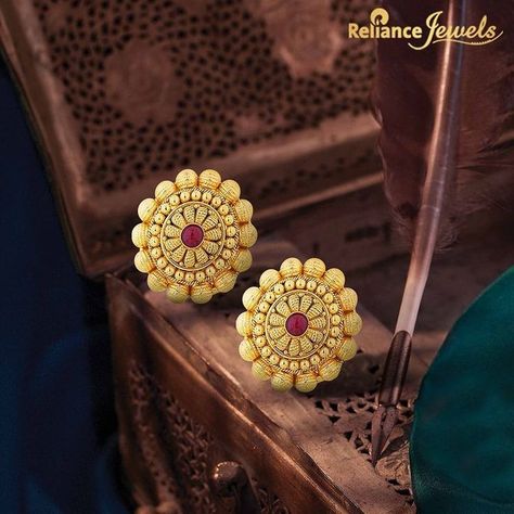 The Regalia jewellery complements this elegance by adding a stunning glow to your festive look that makes you stand out. Avail of our special Diwali offer and get UP TO 25% OFF* on Gold jewellery-making charges and Diamond jewellery value. Visit your nearest Reliance Jewels showroom to explore a range of glorious designs in our Mahalaya Diwali Collection. *T&C Apply #RelianceJewels #BeTheMoment #MahalayaCollection #DiwaliCollection2022 #GoldJewellery #DiamondJewellery Reliance Jewels, Diwali Offer, Billboard Design, Festive Look, Jewelry Photography, Diamond Jewellery, Celebration Of Life, Get Up, Diwali