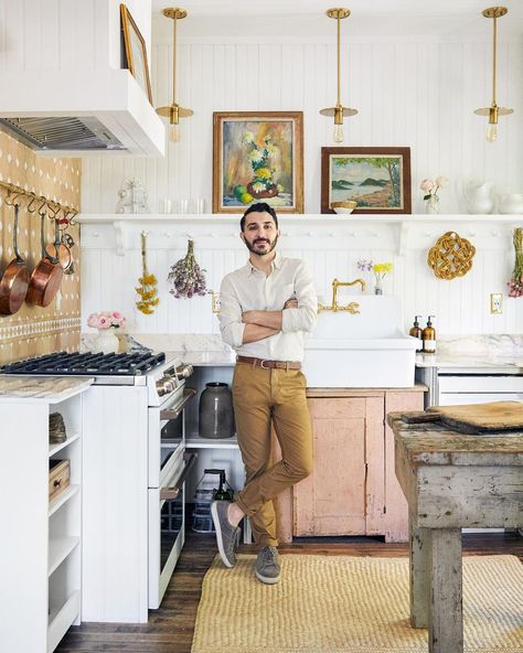 https://www.instagram.com/p/CDxO5GFncXv/?igshid=gzqb5ivyao5n Real French Kitchen, Simple French Kitchen, Art Above Sink, Deconstructed Kitchen Ideas, Tiny French Kitchen, Vintage Kitchen Storage Ideas, Vintage European Kitchen, Vintage Contemporary Kitchen, Ledge In Kitchen