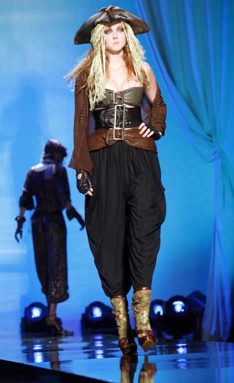 Pirate Runway, Pirate Fashion Aesthetic, Pirate Couture, Pirates Fashion, Grunge Pirate, Pirate Chic, 12 Princesses, X Costume, Haunt Couture