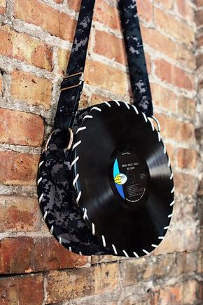 The Wonderful World Of Vinyl Record Art To Evoke The Past And Make It Live Again - Bored Art Vinyl Record Projects, Vinyl Records Diy, Records Diy, Vinyl Record Crafts, Record Bag, Record Crafts, Hantverk Diy, Bored Art, Vinyl Record Art