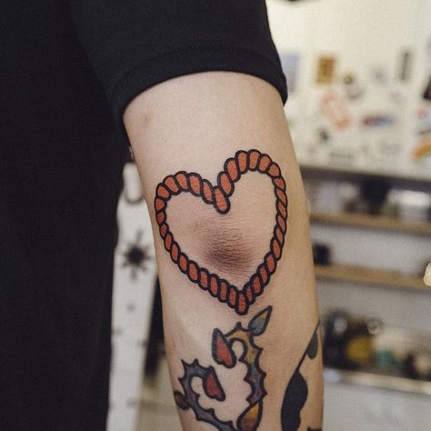 Heart rope tattoo inked around the right elbow by Woo Tattooer Rope Heart Tattoo, Traditional Rope Tattoo, Traditional Tattoo Arm, Rope Tattoo, Rope Heart, Tattoo Old School, Elbow Tattoos, Upper Arm Tattoos, Fresh Tattoo