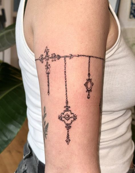 Tattoo Armband Women, Tattoo Ideas Armband, Lock And Chain Tattoo, Garter Belt Tattoos For Women, Hip Chain Tattoo, Fine Line Chain Tattoo, Heart Chain Mace Tattoo, Y2k Tattoo Sleeve, Hanging Tattoo Design