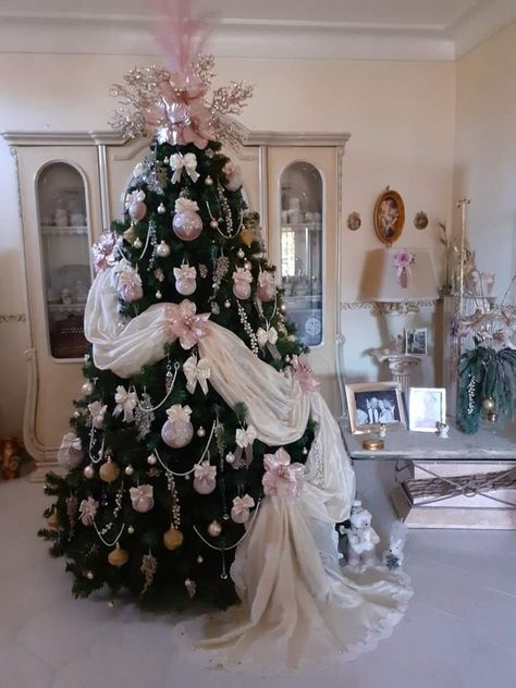 Christmas Tree Colour Scheme, Navidad Natural, Christmas Decorations Centerpiece, Pretty Christmas Decorations, Christmas Tree Dress, Christmas Dreaming, Creative Christmas Trees, Pink Christmas Decorations, Pink Christmas Tree