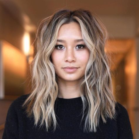 Bronde Wavy Shag with Money Pieces Medium Blonde Balayage Mid Length, Haircuts For Blue Eyes, Hair Colors For Cool Pale Skin, Mid Short Blonde Hair, Hair Color Mid Length, Balayage Hair Mid Length, Thick Mid Length Hair, Mid Length Hair Balayage, Money Piece Balayage Short Hair