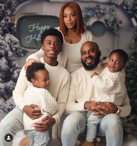 Holiday Family Photos Black Family, Black Blended Family Pictures, Black Family Of 6 Photoshoot, Large Black Family Photoshoot, Easter Family Pictures Outfits, Black Family Fall Pictures Outfits, Xmas Photoshoot Ideas Family Portraits, Christmas Family Photos Black People, Family Pictures Black People