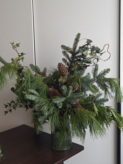 Natural green Christmas composition Winter Dried Flower Arrangements, Christmas Floral Centerpieces, Christmas Greenery Arrangements, Xmas Flowers, Woodland Christmas Decor, Diy Christmas Gifts For Friends, Christmas Composition, Homemade Christmas Tree, Christmas Bouquet