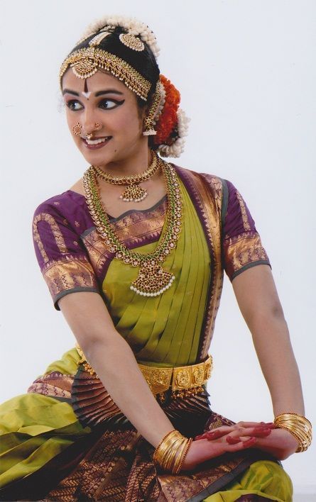 Baratham Poses, Kuchipudi Dress, Kathak Mudra, Bharatnatyam Costume, Indian Bridal Trousseau, Bharatanatyam Costumes, Bharatanatyam Dress, Bharatnatyam Poses, Bharatanatyam Costume