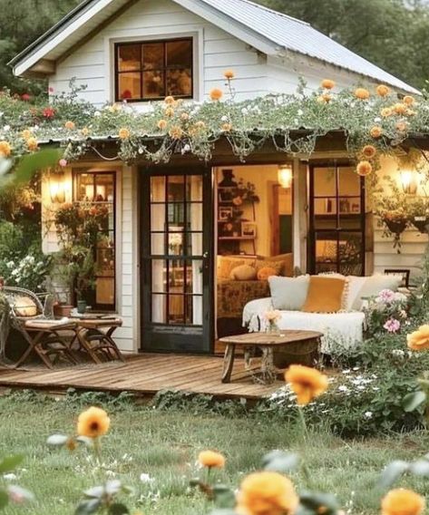 Small Vintage House Exterior, Boho Home Exterior, Boho House Exterior, Boho Exterior, Vintage House Exterior, Cozy Cottages, Small House Design Exterior, Beautiful Outdoor Spaces, Boho House