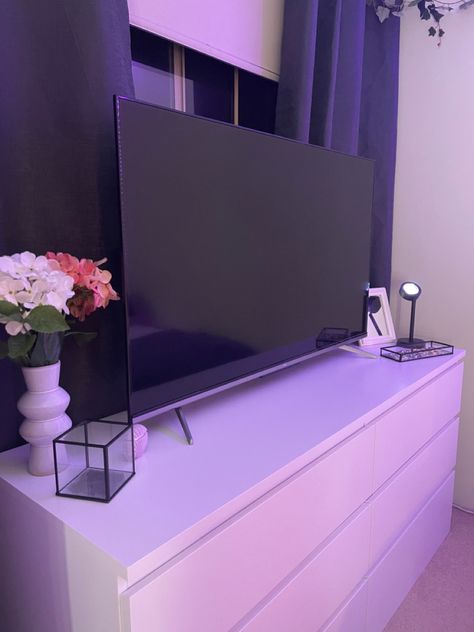 Tv On Desk In Bedroom, Teen Tv Bedroom, Room With Tv Bedrooms Aesthetic, Tv Wall Teenage Bedroom, Aesthetic Bedroom With Tv, Tv In Room Bedroom, Tv Teenage Bedroom, Tv Bedroom, Ideas Habitaciones