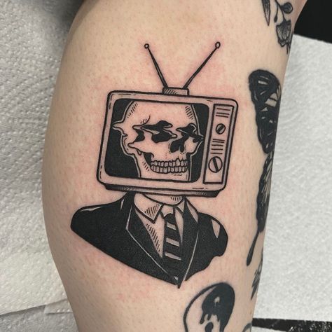 Radio Tattoo, Morning Tattoo, Emo Tattoos, Basic Tattoos, Retro Tattoos, Traditional Tattoo Sleeve, Výtvarné Reference, Instagram Tattoo, Hand Tattoos For Guys