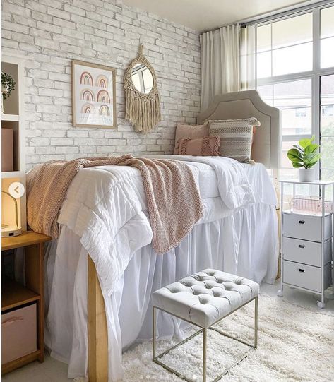 College Dorm Ideas, White Dorm Room, Pink Dorm Rooms, College Dorm Room Inspiration, Dorm Room Styles, Pink Dorm, Dream Dorm, College Dorm Room Decor, Dorm Inspo