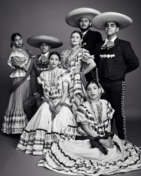 Mexico Culture Art, Mexican Traditional Clothing, Heartbreak High, Brazil Culture, Mexican Folklore, Mexican People, Traditional Mexican Dress, Chicano Love, Ballet Folklorico