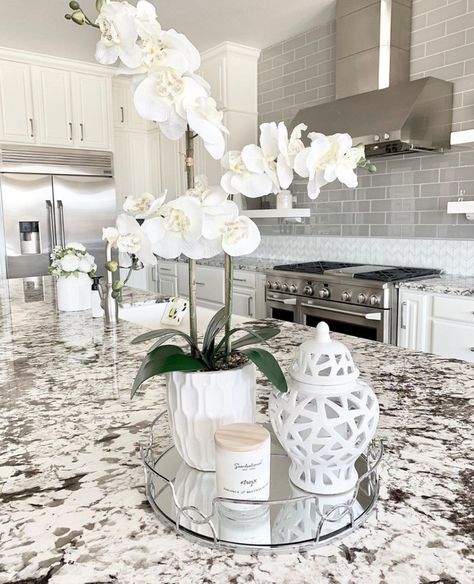 Dining Room Table Centerpiece Ideas Glam, Dining Table Decor Centerpiece, Apartment Bathroom Decor, Bathroom Decor Modern, Glam Kitchen Decor, Small Bathroom Remodel Designs, Apartment Decorating Living, Simple Living Room Decor, Dining Room Table Centerpieces