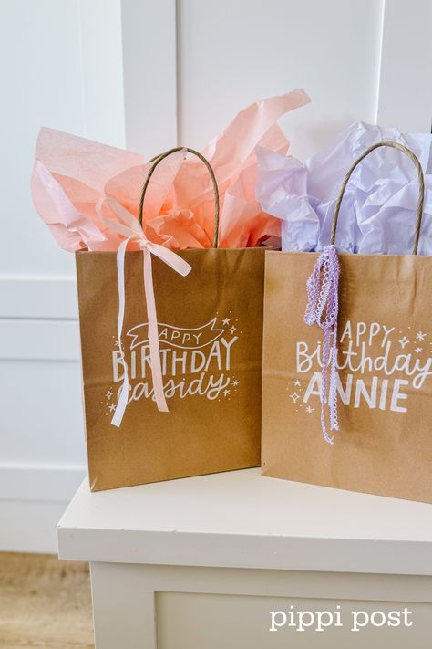 Blog: Handlettered Gift Bag Supplies - Pippi Post Painted Gift Bags Ideas, Birthday Gift Wrapping Ideas, Painted Gift Bags, Birthday Wrapping Ideas, Diy Gift Bags, School Holiday Shop, Calligraphy Christmas Cards, Pretty Presents, Calligraphy Christmas