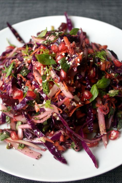 Winter slaw with red cabbage, fennel and pomegranate Winter Slaw, Turkish Salad, Pomegranate Salad, Fennel Salad, Best Vegetarian Recipes, Winter Vegetables, Winter Salad, Cabbage Salad, Seasonal Food