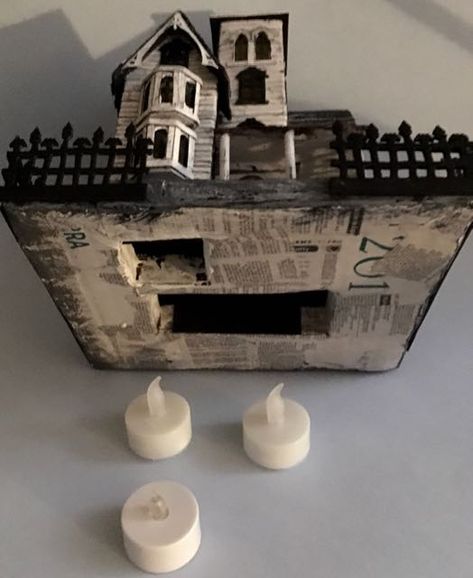 Advent House, Cardboard Houses, Glitter House, Dollhouse Halloween, Putz House, Haunted Dollhouse, Halloween Miniatures, Spooky House, Halloween Crafts Decorations