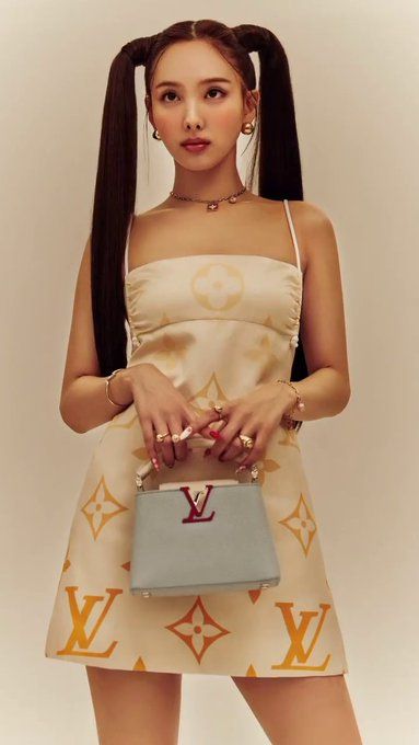 Louis Vuitton Outfit, W Korea, Nayeon Twice, Im Nayeon, The Way Home, Lv Bag, Louis Vuitton Twist Bag, Car Window, Baby Love