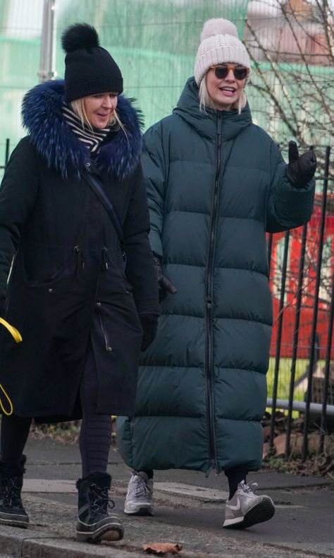 HOLLY Willoughby wrapped up in a £760 coat to meet a friend for a Valentine’s Day walk. The This Morning star, 40, braced for the biting cold as she donned a huge coat with the words “LOVE” written on the back. Holly completed the look with black gloves, a white bobble hat and a pair […] Bobble Hat Outfit, Winter Hat Style, Friends Valentines Day, Puffer Coats, Friends Valentines, Winter 23, Holly Willoughby, Bobble Hat, Bobble Hats