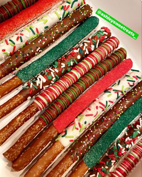 Christmas Themed Chocolate Covered Pretzels, December Birthday Food Ideas, Xmas Pretzel Treats, Christmas Chocolate Molds, Christmas Snacks To Sell, Christmas Themed Dishes, Fun Christmas Treats To Make, Christmas Themed Snacks For Party, Christmas Theme Sleepover Ideas