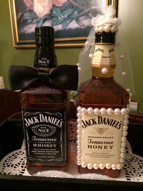 Jack Daniels Wedding Ideas, Jack Daniels Bottle Wedding Centerpieces, Whiskey Bottle Wedding Centerpieces, Jack Daniels Wedding Centerpieces, Alcohol Wedding Ideas, Wedding Bottle Decorations, Jack Daniels Wedding, Beer Bottle Wedding, Whiskey Bottle Crafts