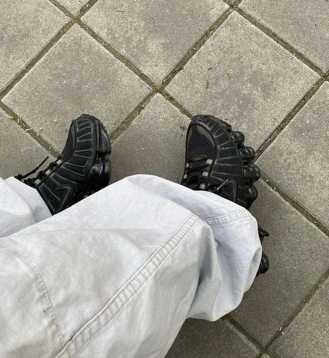 Nike Shox Black, Nike Shox Outfit Men, Nike Shox Outfit, Classy Couple, Streetwear Shoes, 2000s Aesthetic, Street Style Outfits Men, Guys Clothing Styles, Fresh Shoes