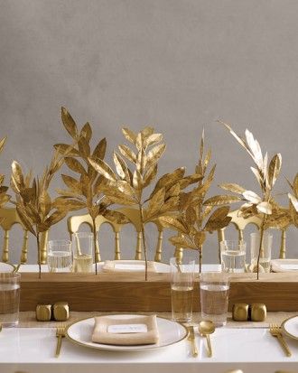 Gilded Centerpiece - Gatsby-Inspired Ideas Modern Thanksgiving Table, Non Floral Centerpieces, Majlis Perkahwinan, Modern Thanksgiving, Gubahan Bunga, Gold Branches, Simple Centerpieces, Wedding Floral Centerpieces, Branch Decor