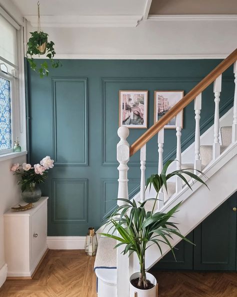 Stairway Paint Ideas, Hall Paint Colors, Hallway Paint Colors, Paint Color Combos, Hallway Paint, Hall Colour, Hallway Makeover, Stairway Decorating, Painted Staircases