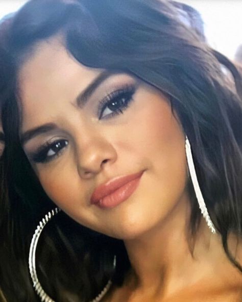 Selena Gomez Smokey Eye, Selena Gomez Makeup Eyes, Selena Gomez Eyes, Glowy Skin Makeup, Selena Gomez Makeup, Smokey Eye Makeup Look, Nose Makeup, Smoky Eyeshadow, Best Makeup Tutorials