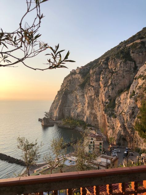 #sorrento #italy #amalficoast #sunset #beach #view #summer #italiansummer #holiday #aesthetic #spring #italiantown Beach Aesthetic Italy, Sorrento Italy Aesthetic, Summer Abroad, Holiday Aesthetic, Sorrento Italy, Amalfi Coast Italy, Aesthetic Spring, Euro Summer, Italy Aesthetic