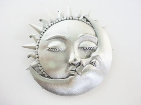 The sun kissing the moon Sun And Moon Kissing, Hippie Things, Earth Sun And Moon, Painting Moon, Moon And Sun, Moon Face, Sun Moon Stars, Celestial Art, Clay Art Projects