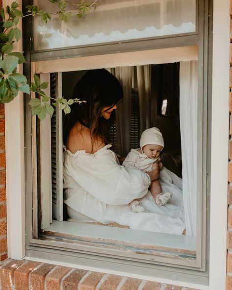 First Family Photos, Lifestyle Newborn Photos, Indoor Family, Newborn Family Photography, Home Photo Shoots, Motherhood Photography, Lifestyle Photography Family, Photography Inspiration Portrait, Baby Inspiration