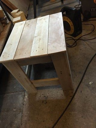 Pallet Bar Stools, Pallet Stool, Pallet Table Diy, Pallet Building, Diy Stool, Dinning Set, Building Projects, Diy Furniture Easy, Outdoor Stools