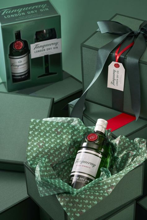 The unique Tanqueray London Dry gin set is the perfect gift for the gin-lovers. Wine Photo, Alcohol Ads, Tanqueray Gin, Pr Kit, Liquor Gifts, Box Wine, Product Photoshoot, Photo Concept, Drink Photography