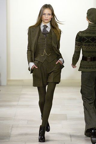 Ralph Lauren Fall 2006 Ready-to-Wear Collection Photos - Vogue Woman In Suit, Ralph Lauren Fall, Ralph Lauren Collection, Look Vintage, Mode Vintage, Suit Fashion, Suit And Tie, Looks Vintage, Trench Coats