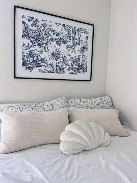 east coast summer, simple coastal bedroom, college room decor inspo, cute blue aesthetic Simple Coastal Bedroom, Coastal Dorm Room, Coastal Dorm, Costal Bedroom, Cowgirl Bedroom, Dorm Room Decor Ideas, Grandma Chic, Coastal Room, Dorm Inspo