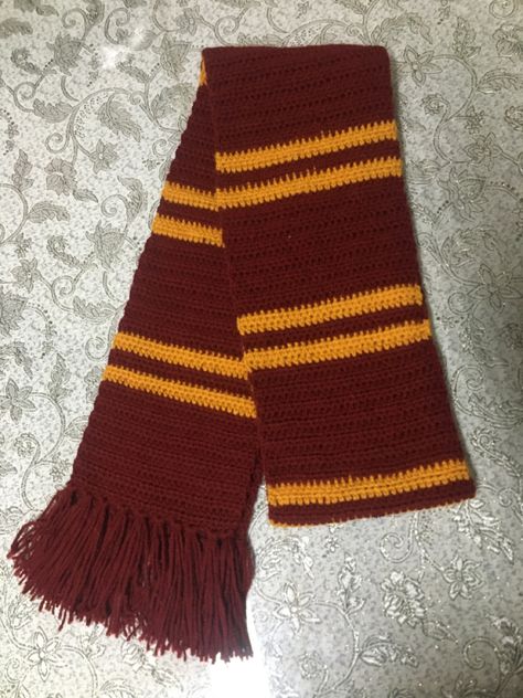 Gryffindor Scarf Crochet, Griffyndor Scarf, Harry Potter Scarf Crochet, Crochet Harry Potter Scarf, Halloween Aesthetic Costume, Halloween Outfits Casual, Outdoor Halloween Decorating, Harry Potter Gryffindor Scarf, Casual Halloween Outfits