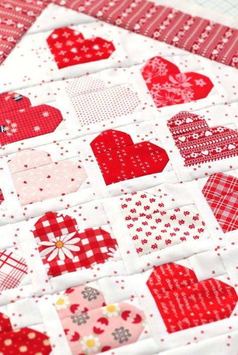 Over 25 ideas for Valentines and heart-inspired projects to quilt and sew including free tutorials for quilts, quilt blocks, pillows and handmade bags. Valentines Day Quilt, Diary Of A Quilter, Heart Quilt Pattern, Holiday Quilts, Beginner Sewing Projects Easy, Heart Quilt, White Quilt, Mini Quilts, Sewing Projects For Beginners