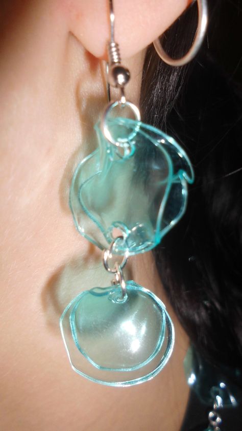 Plastic Bottle Accessories, Jewelry From Plastic Bottles, Earrings From Plastic Bottles, Plastic Jewelry Recycled, Recyclable Jewelry, Plastic Bottle Earrings, Upcycle Earrings, Diy Shrink Plastic Jewelry, Plastic Jewellery