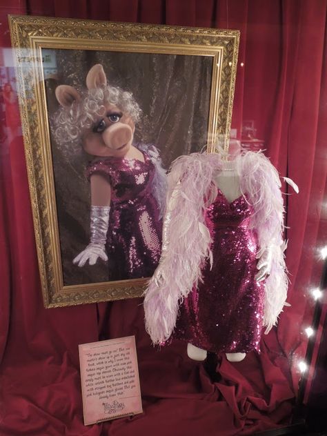 Muppets Miss Piggy sequin dress Miss Piggy Costume, Johnny English, Fashion Costume Halloween, Film Costumes, Animation Classes, Hollywood Costume, Mommy Dearest, The Muppets, Miss Piggy