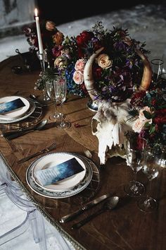 Skull and flower centrepiece, Boho dining room inspiration | Image via burnettsboards.com Halloween Wedding Ideas, Dark Purple Wedding, Vampire Wedding, Table Halloween, Creative Backdrops, Succulent Bouquet, Halloween Cans, Skull Wedding, Reception Flowers