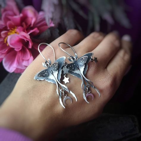 Magdalena on Instagram: “The Luna Moth Chandelier Earrings 🌺 These beauties are now listed in the shop www.lilyblonde.com #lunamoth #mothlove #moongoddess…” Luna Moth Jewelry, Fairy Concept, Moth Jewelry, Moth Earrings, Metalsmith Jewelry, Bug Jewelry, Metalsmithing Jewelry, Luna Moth, Moon Goddess