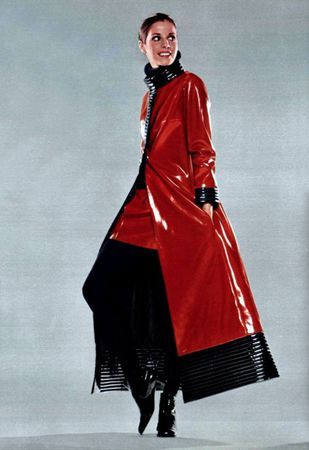 Space Age Fashion, Raincoat Fashion, Vinyl Fashion, Coat Outfit, French Fashion Designers, Bubble Dress, Couture Designers, Raincoats For Women, Famous Models