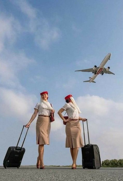 Flight Attendant Life Pictures, Plane Hacks, Emirates Airline Cabin Crew, Vintage Airline Ads, Cabin Crew Jobs, Emirates Flights, Creative Snaps For Snapchat, Emirates Cabin Crew, Airline Cabin Crew